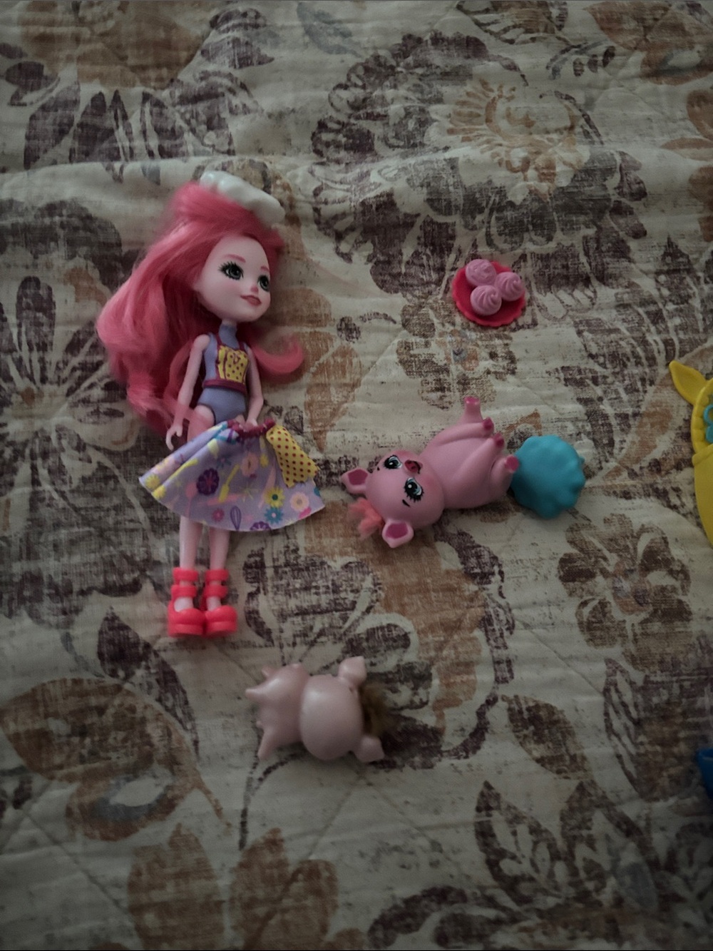 Mattel Enchantimals Bakery Play Set with Petya Pig Doll and Two Pig Figures